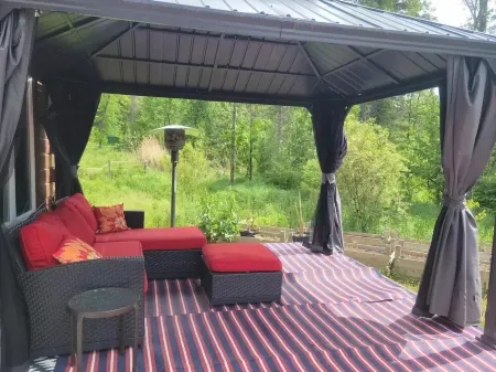 Nature lover’s retreat in the forest. Near hiking, skiing, swimming, etc Отели в г. Ле Коллин-де-л'Утауе