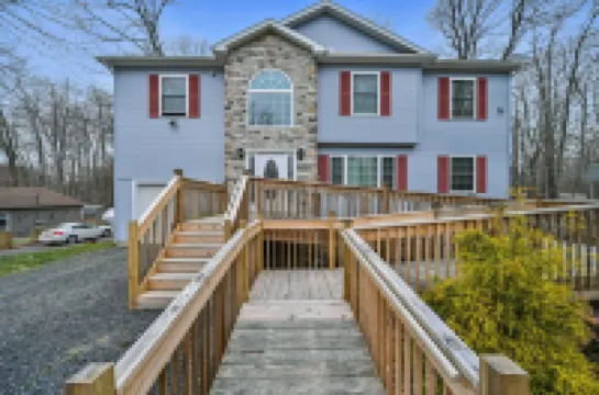 Captivating And Roomy Newly Renovated Family Home Hotels in Coolbaugh Township