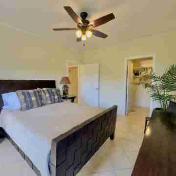 Spacious condo with panoramic ocean and golf  views Rooms