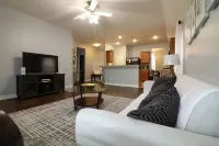 Beautiful and Spacious 3bd/2bth House close to Airport and Downtown Hotels near St Gregory the Great Church