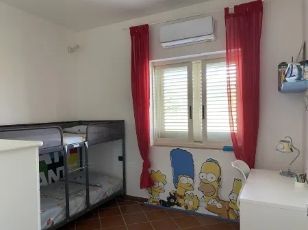 Holiday home with beautiful sea views, 3 minutes walk from the beach