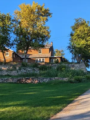 Charming Fox River Frontage - Fishing, boating, canoeing, FUN!