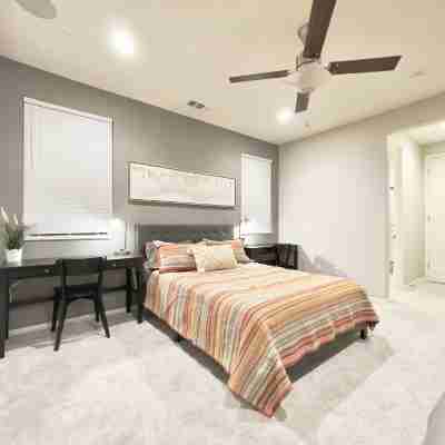 Former Model Home, 3 Car Garage, Gym, Sleep 14 Rooms