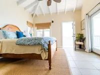 SPECTACULAR OCEAN FRONT VILLA โรงแรมใกล้Lindquist Beach