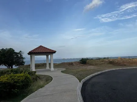 AC, WiFi, cable & 24/7 security, Pool, beachfront, views of Kingston harbor.