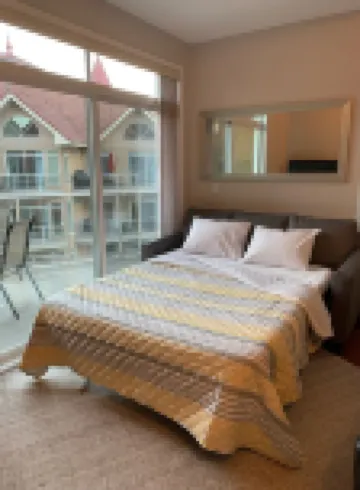 Top floor unit in Discovery Bay with lake views from the patio!