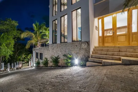 Oceanview 4BR Villa, Great Sunsets, Tranquil Beaches, Dining Nearby, Concierge Отели рядом с достопримечательностью «Плайя Потреро, Коста-Рика»