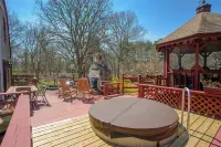 Top-Rated Vineyard Retreat: Hot Tub + Private Lambert’s Cove Beach Access!