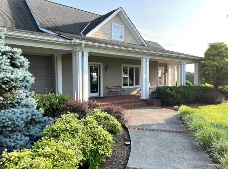 Quiet, Spacious House Close to Sml and Liberty University Отели в г. Монета