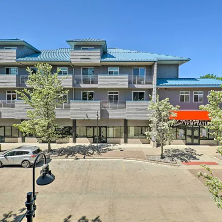Grand Haven Condo - Walk to Nearby Hot Spots!
