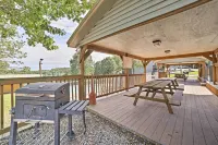 Cozy Branson Townhome 1 Mi to Silver Dollar City! - Parkplatz