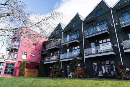 Goodview Suite - licensed waterfront studio with a fireplace and patio