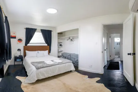 3 Mi to Emerald Downs: Pet-friendly Home