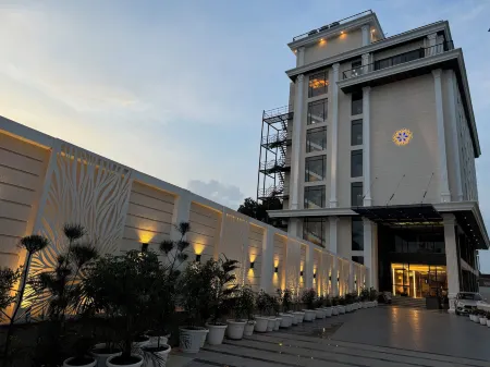 The Mudra Hotel Отели рядом с достопримечательностью «Дхамек»