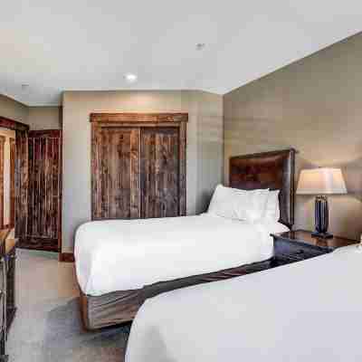 Premier 2Br  at the Base of Peak 7 2 Bedroom Condo by RedAwning Rooms