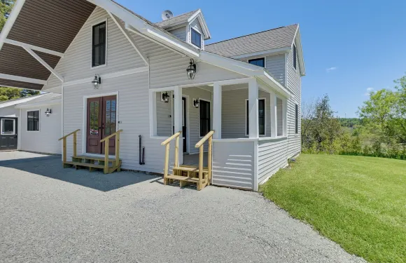 池塘景觀：普雷斯克島寬敞的家庭住宅