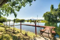 Riverfront Resort Cabin ~ 21 Mi to Crater Lake! Hotels in Klamath County