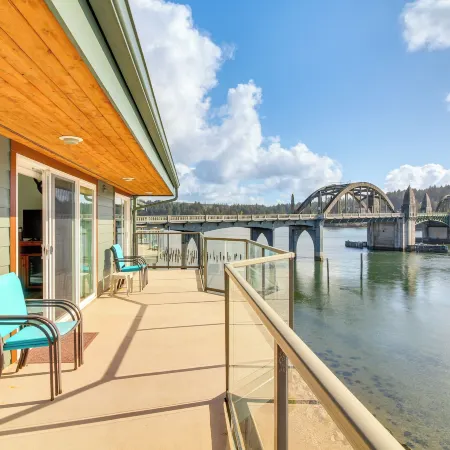 Riverfront Apt in Old Town Florence!