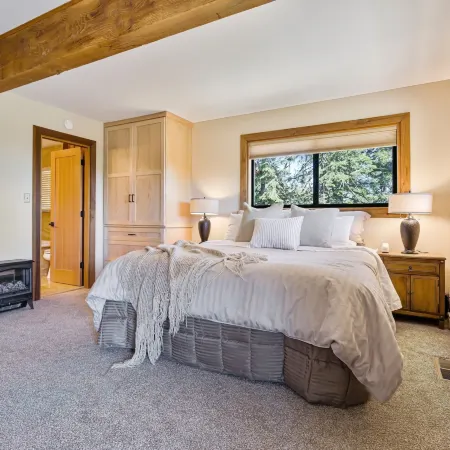 Amazing Views- Modern Home- SH #14 by Bear Valley Vacation Rentals
