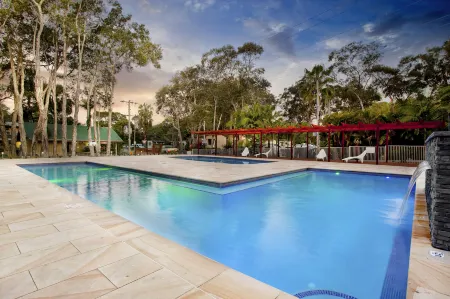 Sapphire Beach Holiday Park Отели рядом с достопримечательностью «The Big Banana»