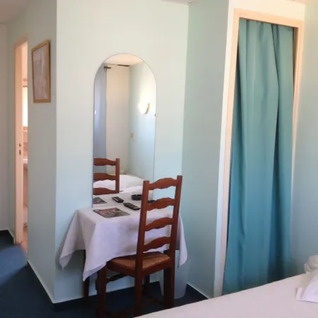 Au Nouvel Hôtel Отели рядом с достопримечательностью «Паром Тоулон»