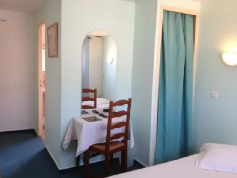 Au Nouvel Hôtel Hotels near Toulon Ferry
