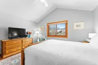 Stand-Alone Mountain Home, Private Hot Tub and Deck, Mountain Views #34 Hotels in Silverthorne