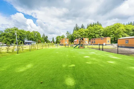 Rainforest Tiny Home Retreat #27 Отели рядом с достопримечательностью «Парк Тилликум»