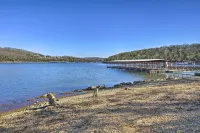 Condo in Lakefront Resort w/ Pool! Ozarks Getaway - 3성급
