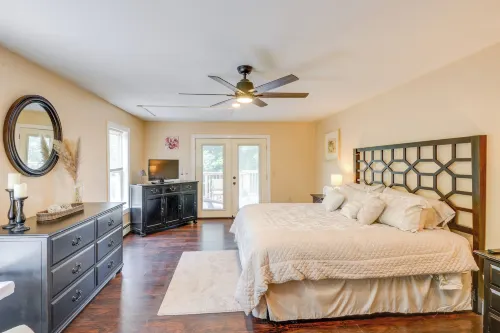 Pet-Friendly Claremont Vacation Rental! - Pysäköinti