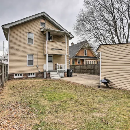 Lakewood Home w/ Yard ~ 8 Mi to Cleveland!