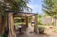 Beautiful 3Br/3ba Colonial House by Cozysuites فنادق في 