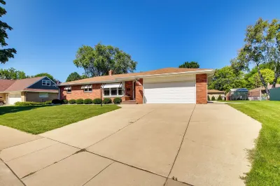 Walk to Lambeau Field Green Bay Retreat Hotels near Walmart Supercenter