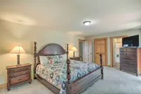 Getaway Chalet in Mars Hill w/ Hot Tub & Views! - Pet friendly
