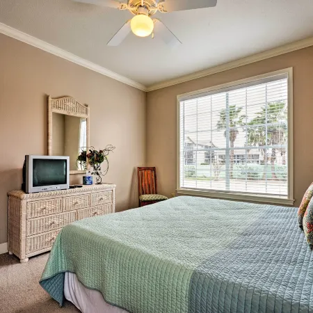Steps to Pool and Ocean! Coastal Gem in Galveston