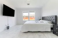 Stylish 4Br 2.5ba Haven in Houston 4 Bedroom Home by RedAwning Hotels in Fort Bend County