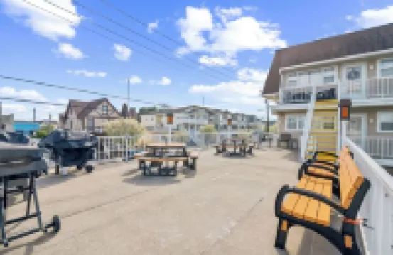 Wildwood 1 BDR Condo, Pool, AC, Wi-Fi, Parking, Sleeps 4. Walk to Everything!