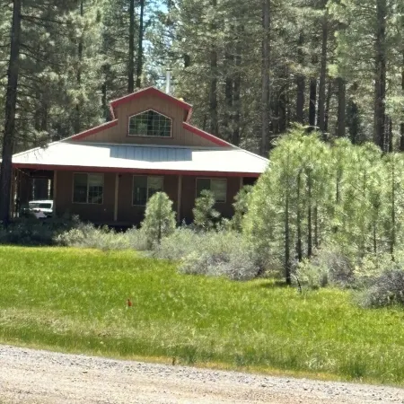 Cozy Cabin with wrap around porch. Walking distance to Chalet View Lodge.