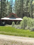 Cozy Cabin with wrap around porch. Walking distance to Chalet View Lodge.