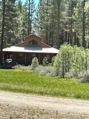 Cozy Cabin with wrap around porch. Walking distance to Chalet View Lodge.