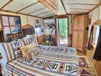 Fabulous Caboose Cabin in charming Eureka Springs