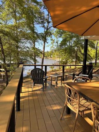 New Vacation Rental on Lake Sinclair with boat dock and Kayaks