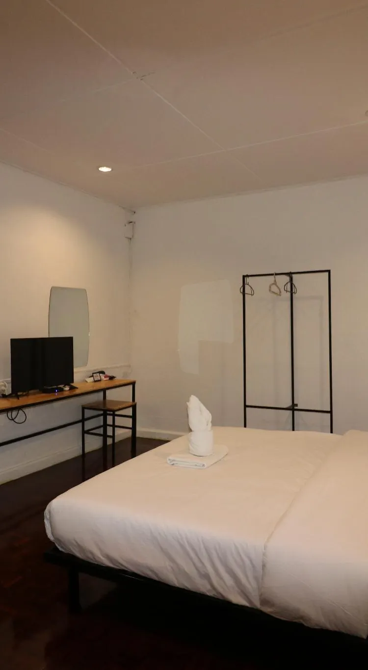 ห้องเตียงใหญ่ พร้อมระเบียง