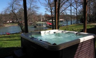 Lakeside Lodge by Avantstay Hot Tub + Dock