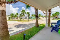 4 Mi to Rockport Beach Park: Home w/ Resort Perks