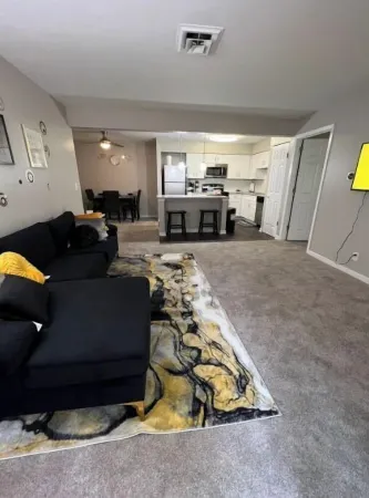 Lovely 2-Bdrm unit with pool. Home away from home. Отели рядом с достопримечательностью «Нейпер Сетлемент»