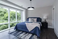 Sleek Modern Stay w/ Balcony & Parking Near Broadway 9th Ave