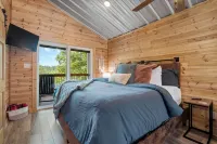 Cabin #5 @ Rock Creek Cabins! King Bed, Great Porch, Nice Views, Pet Friendly!