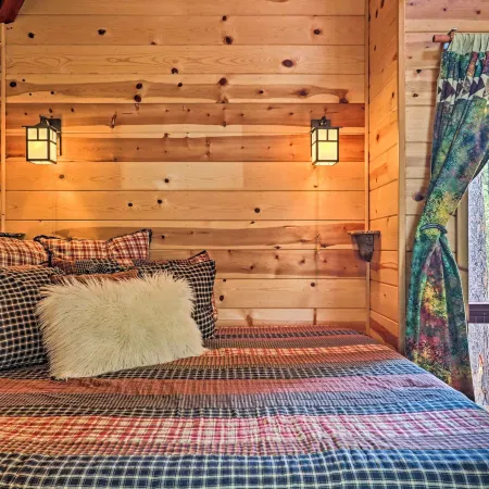 Furnished Deck: Romantic Strawberry/Pine Studio!