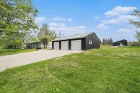 Tranquil 3-bedroom home in Good Hart- Near Lake MI and 119 فنادق في Readmond Township